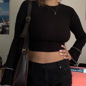 Shein crop top with long flowy sleeves 🖤